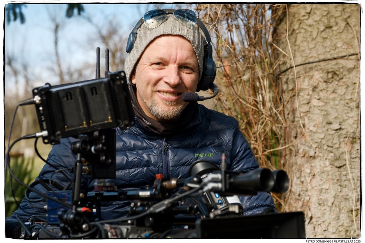 Thomas Kürzl lächelnd hinter der Kamera am Set von „Todesurteil“